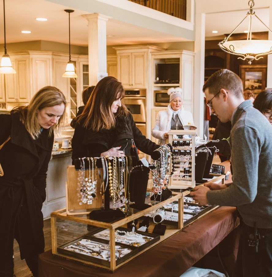 Clearing the Clutter, Keeping the Memories: A Smart Guide to Smooth Property Transitions